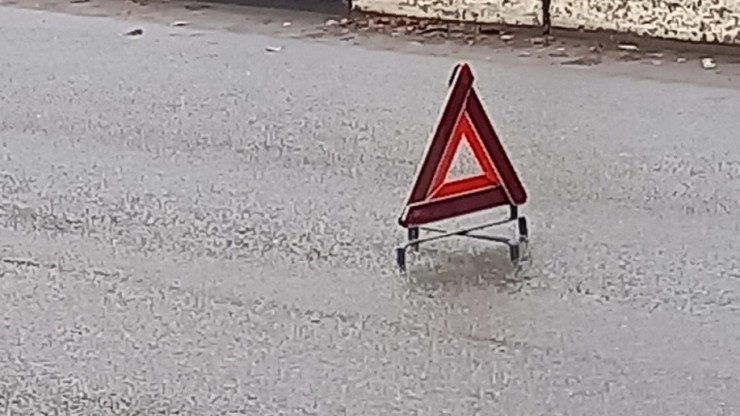 Опубликовано видео, как в Твери школьник выбегает на "красный свет" и врезается в машину - новости ТИА