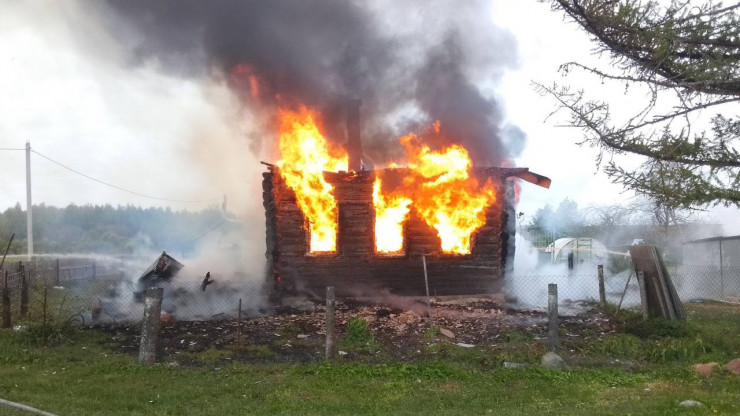 В Калязинском округе в деревне пожарные потушили дачный дом - новости ТИА