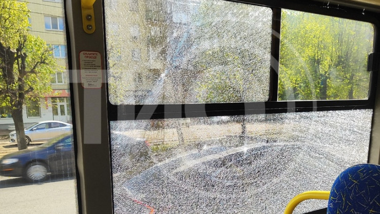 В Твери камень от газонокосилки влетел в окно пассажирского автобуса - новости ТИА