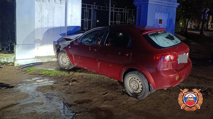 В Тверской области пьяный водитель влетел в забор горсада, есть пострадавшие - новости ТИА