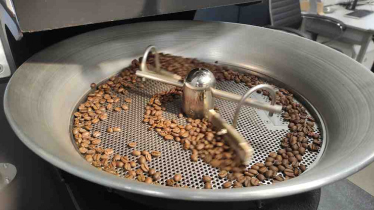 В Твери блогерам показали, как производят кофе и как работают дегустаторы - новости ТИА