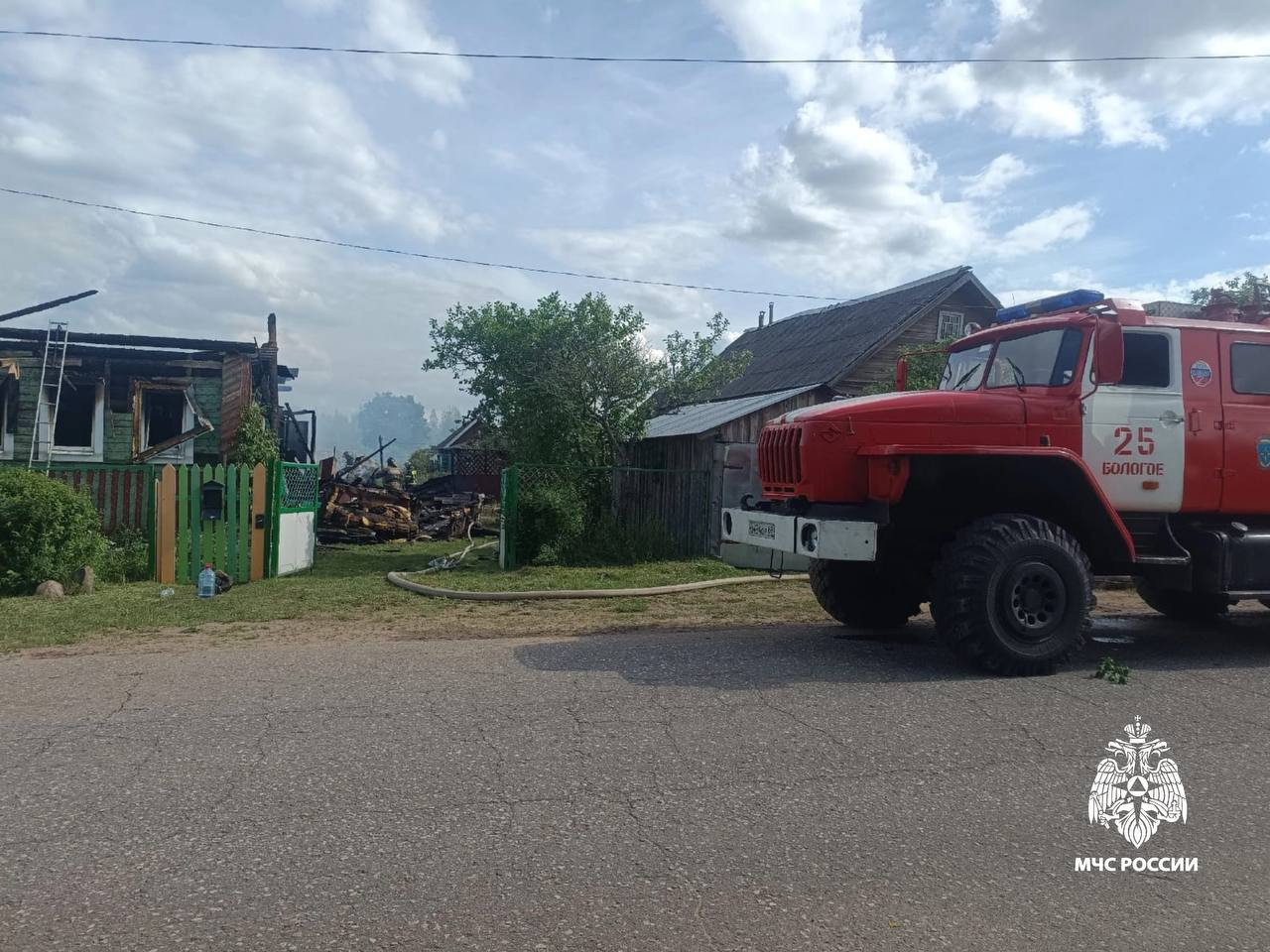 Тверские пожарные помогли потушить постройки в селе в Новгородской области  - ТИА