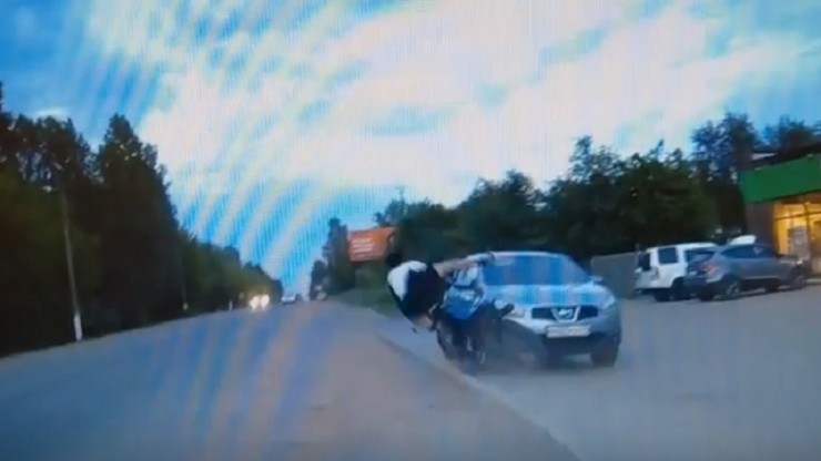 Опубликовано видео ДТП в Торжке, где подросток вылетел из мотоцикла на дорогу - новости ТИА