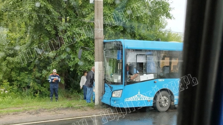 В Твери пассажирский автобус протаранил столб, есть пострадавшие - новости ТИА