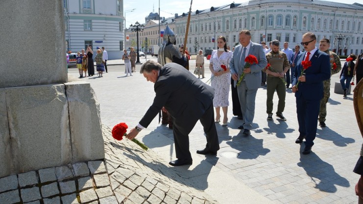 В Твери возложили цветы к памятнику небесного покровителя города - новости ТИА
