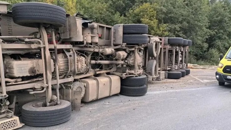 В Твери спасателям пришлось деблокировать водителя лесовоза - новости ТИА