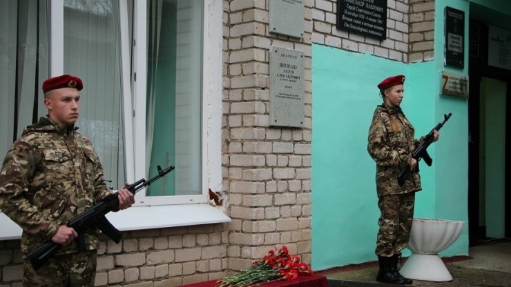 В школе Вышневолоцкого округа увековечили память об участнике СВО - новости ТИА