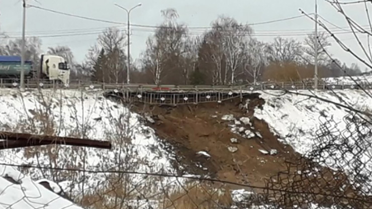 На трассе в Тверской области обрушилась пешеходная часть моста - новости ТИА