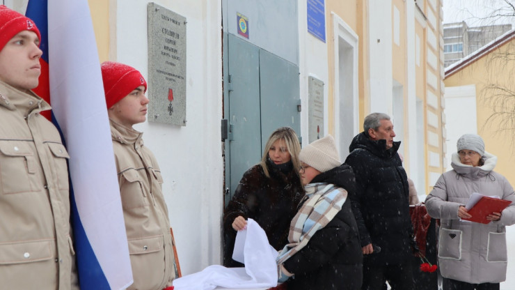 На здании школы во Ржеве открыли две мемориальные доски погибшим в СВО землякам - новости ТИА