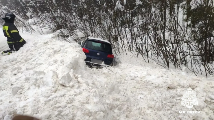В Тверской области автомобиль утонул в снегу - новости ТИА