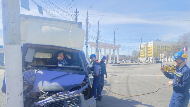 В Твери водитель ГАЗели влетел в столб - новости ТИА