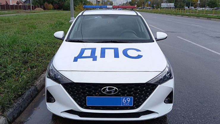 В Твери момент падения светофора на самосвал попал на камеру - новости ТИА
