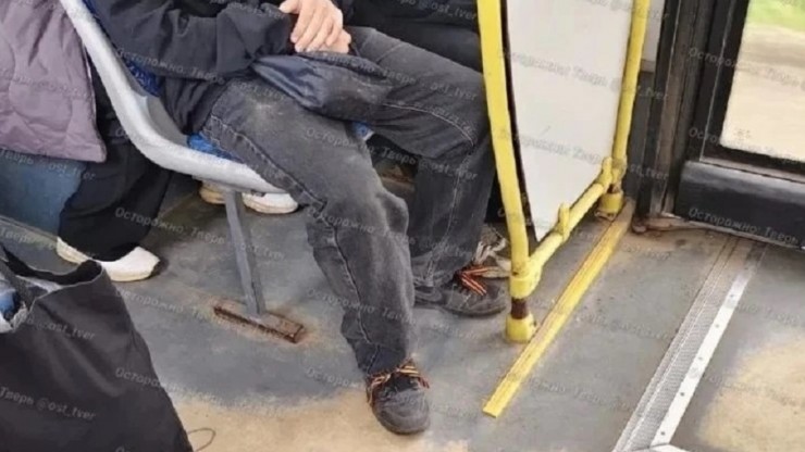 В Твери полицейские нашли школьника, привязавшего георгиевские ленты к ботинкам - новости ТИА