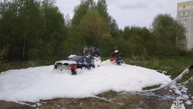 На пустыре в Тверской области загорелся автомобиль - новости ТИА
