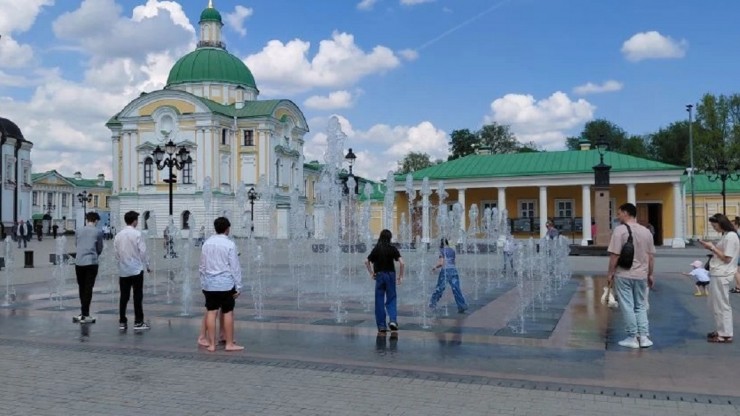 В Твери открыли сезон "купания" в фонтане - новости ТИА