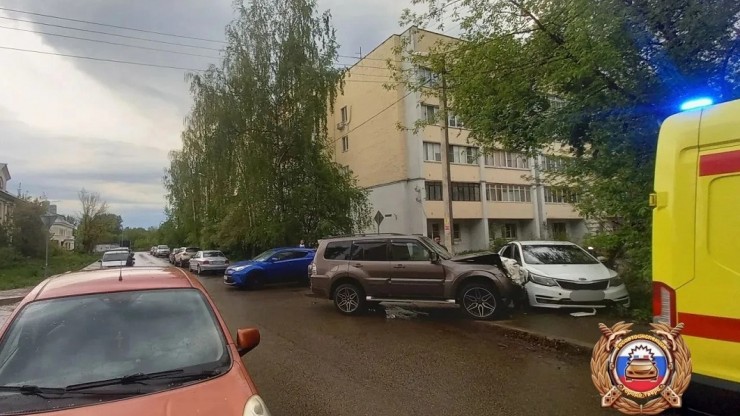 На перекрестке в Твери произошло серьезное ДТП с легковушкой и внедорожником - новости ТИА
