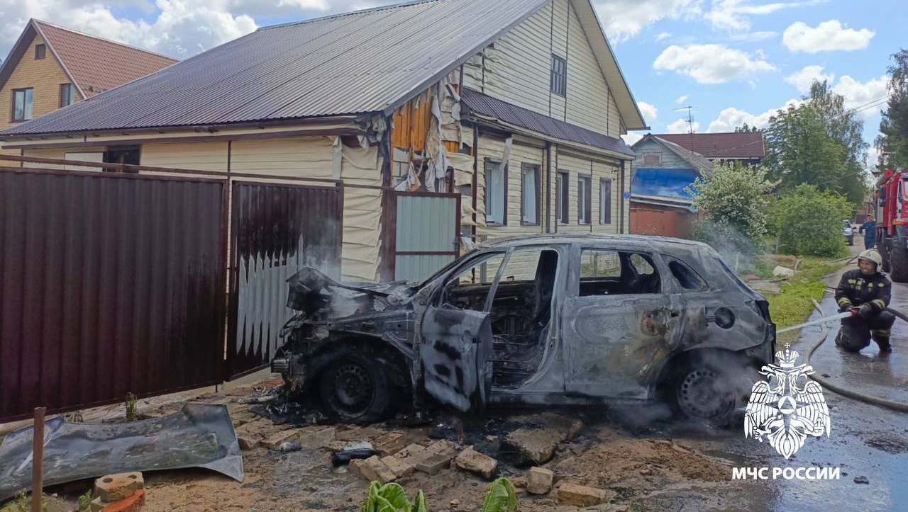 Житель Твери хотел просушить салон машины феном и спалил автомобиль - ТИА