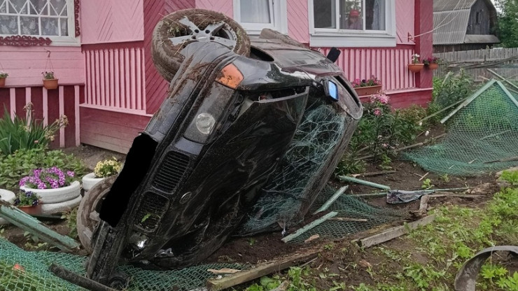 В Тверской области 21-летний водитель без прав опрокинул BMW - новости ТИА