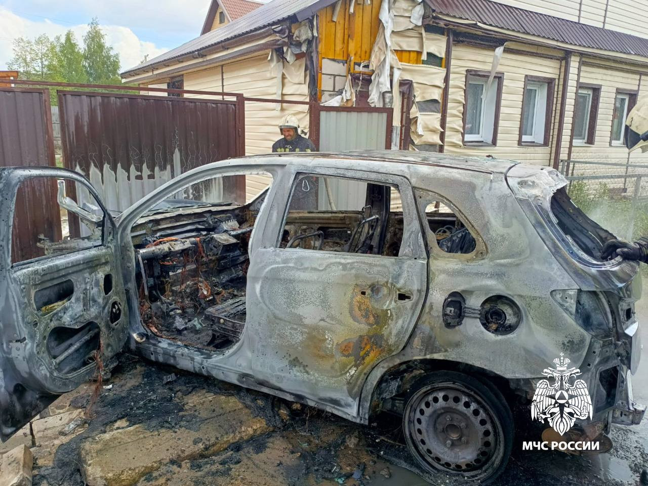 Житель Твери хотел просушить салон машины феном и спалил автомобиль |  14.06.2024 | Тверь - БезФормата