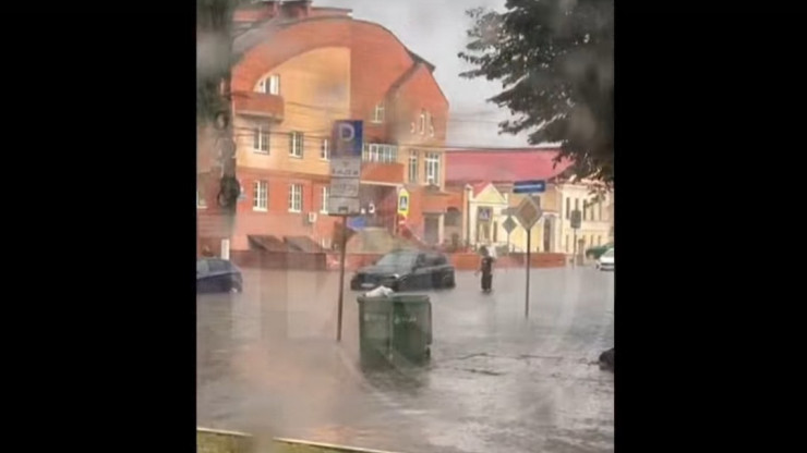 В Твери сильный ливень затопил улицы, местами вода была до колен пешеходам - новости ТИА