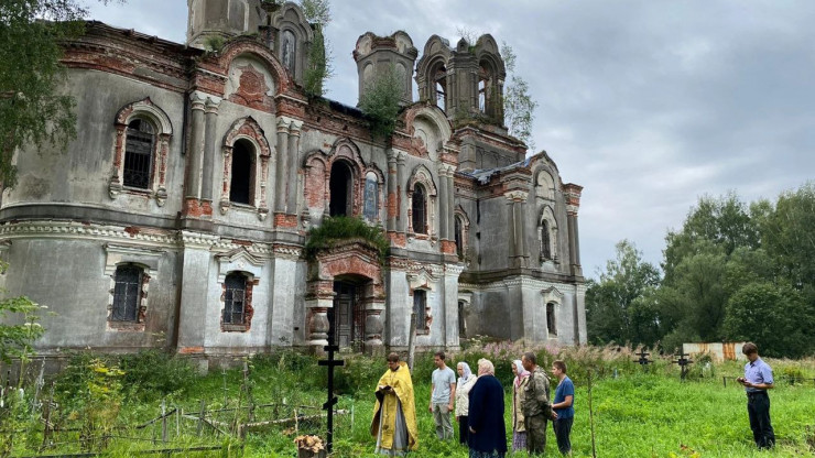 В Тверской области группа энтузиастов спасает полуразрушенный храм - новости ТИА
