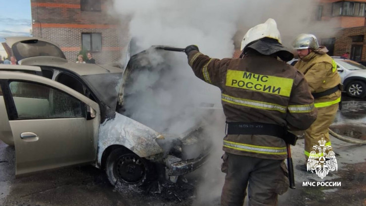 В Твери на парковке у жилого дома загорелся автомобиль - новости ТИА