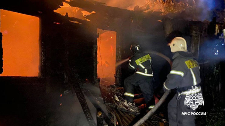 В Твери пожарные ночью больше трёх часов тушили горящий нежилой дом - новости ТИА