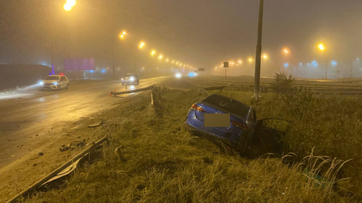 В Твери на Октябрьском проспекте автомобиль врезался в металлический отбойник - новости ТИА