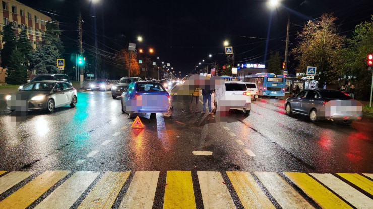 В Твери в столкновении двух машин пострадала пассажирка - новости ТИА