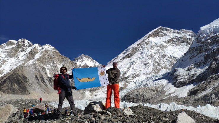 Альпинисты развернули флаг Вышнего Волочка в горах Непала - новости ТИА