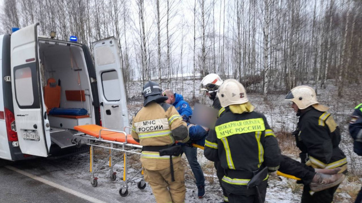 В Тверской области спасатели достали мужчину из искореженного авто - новости ТИА