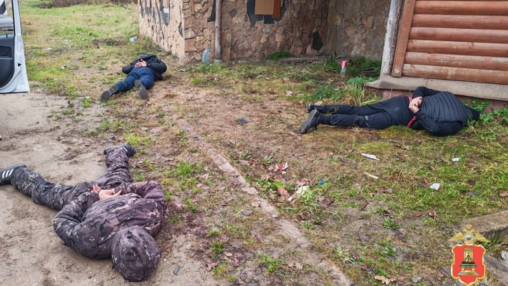На трассе в Тверской области рецидивисты обчистили автофургон, пока водитель спал - новости ТИА