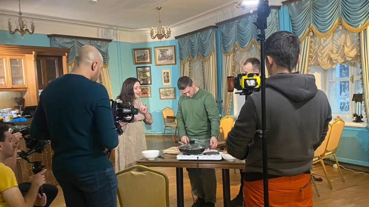 В Торжке столичные повара из шоу Первого канала готовили пожарские котлеты - новости ТИА