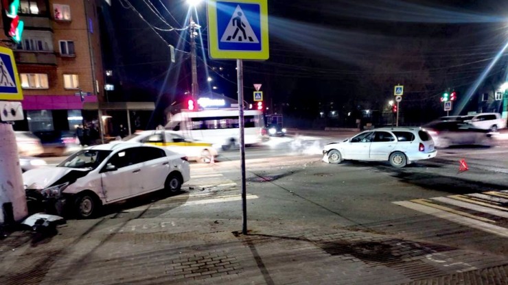 В Твери на перекрестке столкнулись две машины, пострадала женщина - новости ТИА