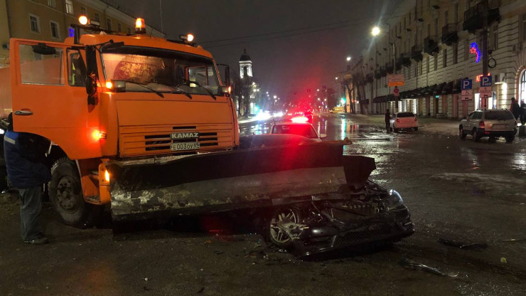 В Твери ночью столкнулись снегоуборочная машина и легковушка - новости ТИА