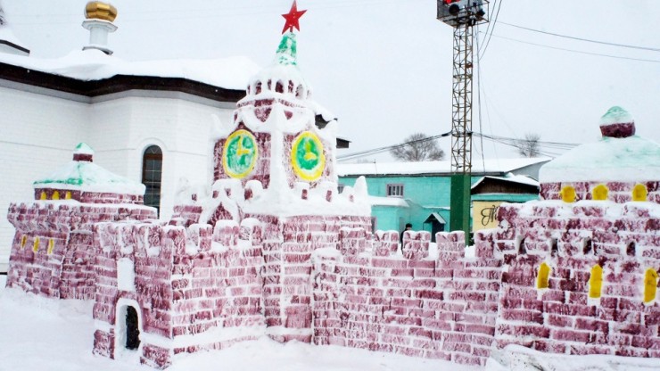 В Твери за колючей проволокой появился снежный Кремль - новости ТИА