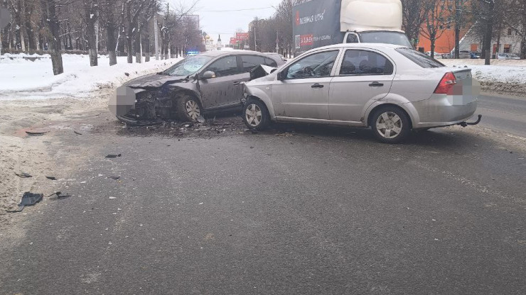 Появилось видео момента столкновения трех машин на проспекте Чайковского - новости ТИА