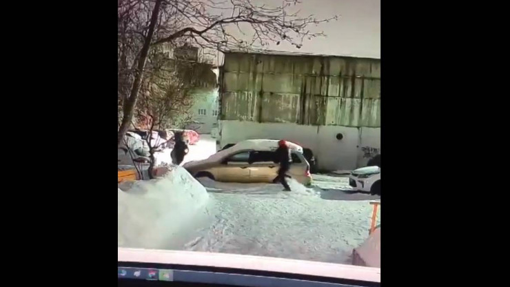 В Твери хулиганы с веником и фонариком разбили стекла припаркованных машин - новости ТИА