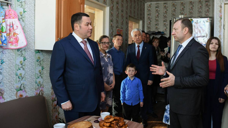 Игорь Руденя побывал в гостях у многодетной семьи, у которой теперь в доме есть газ - новости ТИА