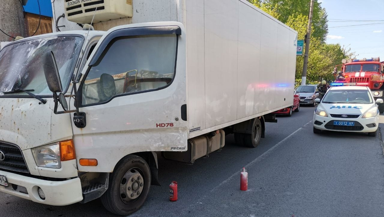 В Твери инспектор ГАИ Александр Григорьев помог потушить горящий грузовик -  ТИА