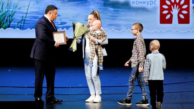Большая семья - тверская традиция: губернатор Игорь Руденя наградил победителей регионального конкурса "Семья года" - новости ТИА