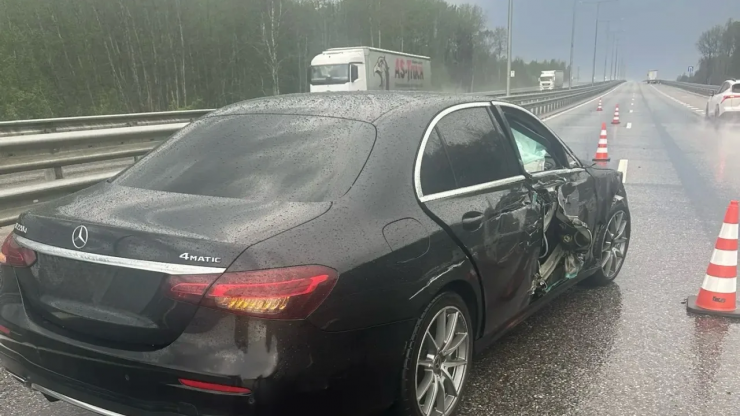 На М-11 в Тверской области КамАз врезался в Mercedes - новости ТИА