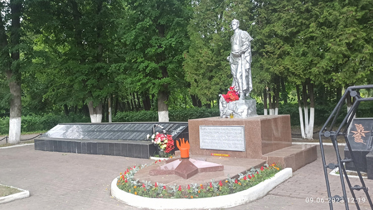 На плиты воинского захоронения в Твери нанесли имена пятерых советских солдат - новости ТИА
