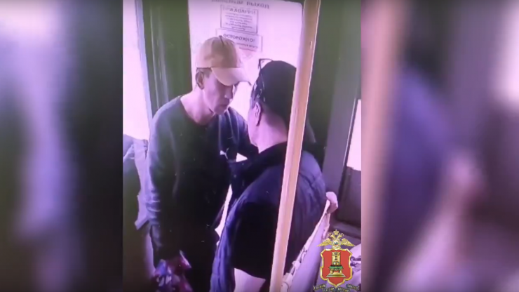В Твери полицейские нашли хулиганов, напавших на пассажира автобуса - новости ТИА