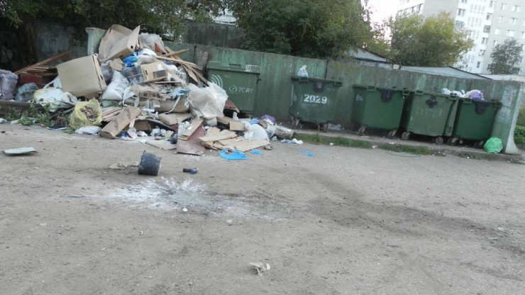В администрации нашли хозяина машины,  который выбросил мусор на бульваре Гусева - новости ТИА