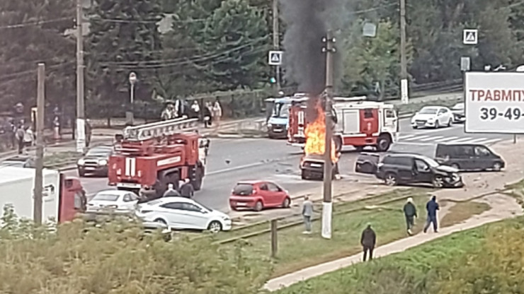 Трагедия в Твери: на Дарвина после аварии загорелся автомобиль, водитель погиб - новости ТИА