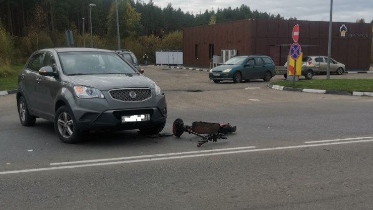В Тверской области водитель выезжал с заправки и сбил самокатчика - новости ТИА