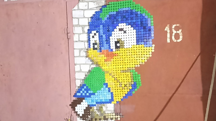 В Торжке мастер делает панно из пластиковых пробок и украшает город - новости ТИА