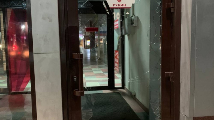 В Твери молодой человек разбил вдребезги стеклянную дверь в ТЦ "Рубин" - новости ТИА