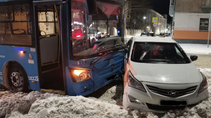 В Твери автобус "Транспорта Верхневолжья" врезался в легковую машину - новости ТИА